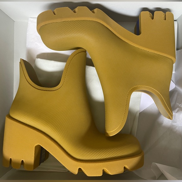 Marsh Textured Ankle Boot (Women). BRAND NEW. NEVER WORN. BURBERRY ANKLE… - Picture 2 of 4